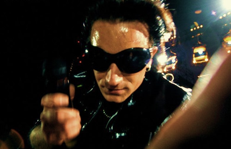 Unirse Volverse loco Revocación Y nació La Mosca (o cómo Bono de U2 retó al hipócrita y salvaje mundo de  los 90s) – Sound & Vision