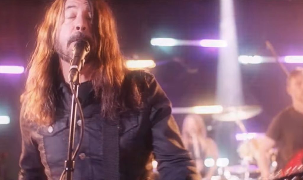 Los Foo Fighters son «Dee Gees» y lanzan cover «You Should Be Dancing ...